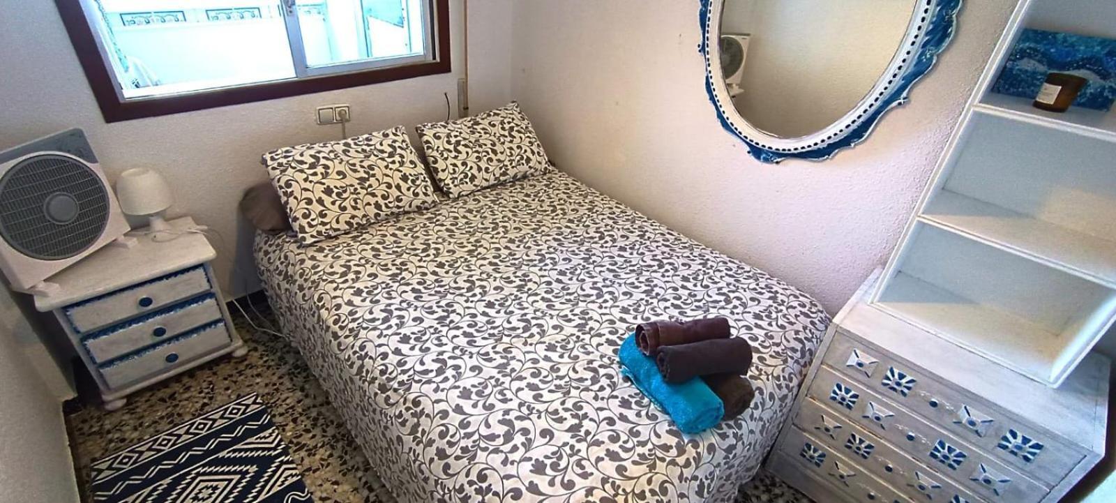 Blue Double Private Room At Front Beach - Habitacion Doble En La Playa บาเลนเซีย ภายนอก รูปภาพ