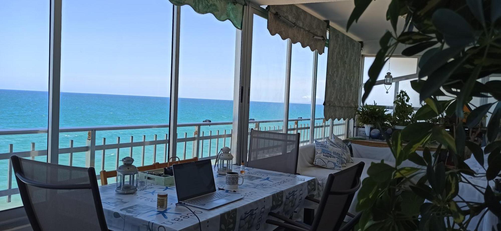 Blue Double Private Room At Front Beach - Habitacion Doble En La Playa บาเลนเซีย ภายนอก รูปภาพ